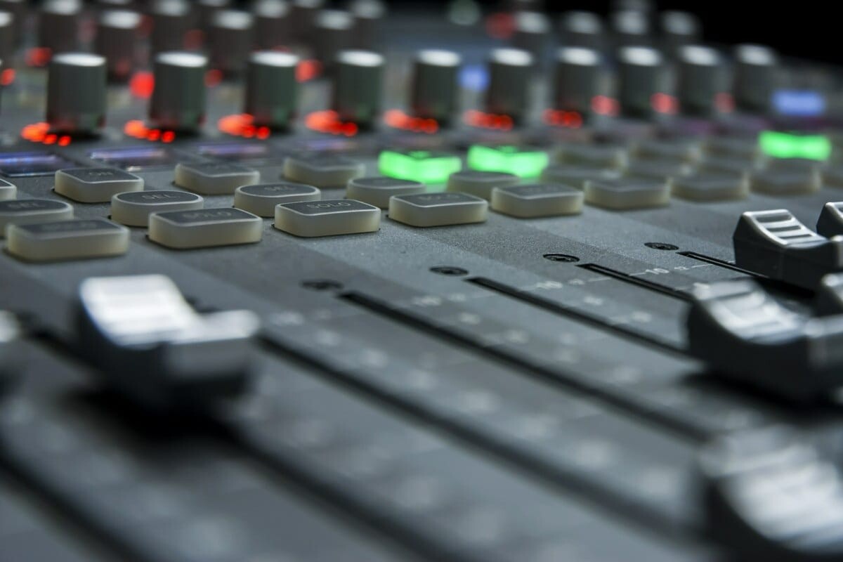 126-miksery-dzwieku-w-przestrzeniach-publicznych-1.jpg (84 KB)